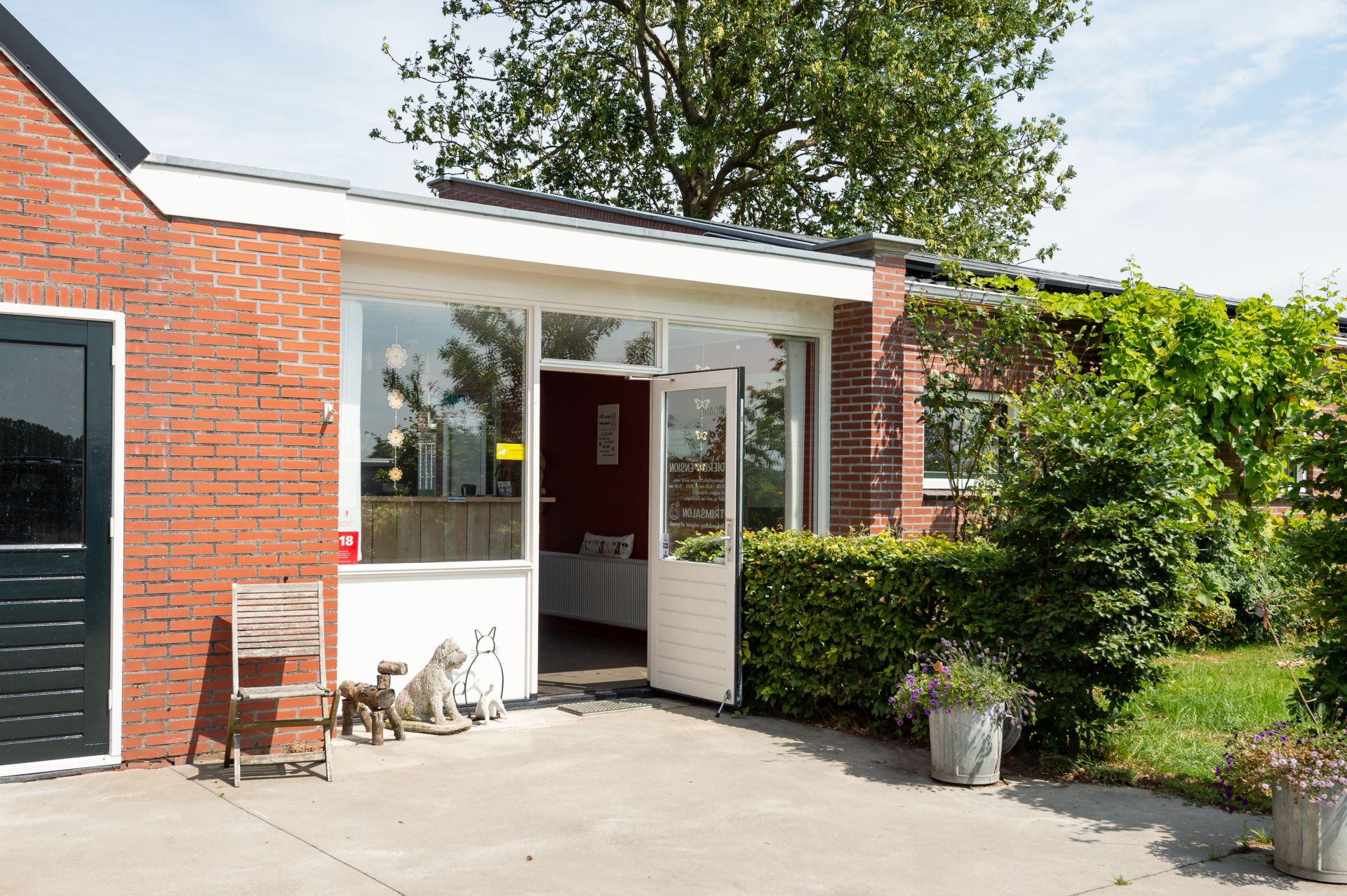 Het gebouw van dierverzorging Patmos in Spijk.