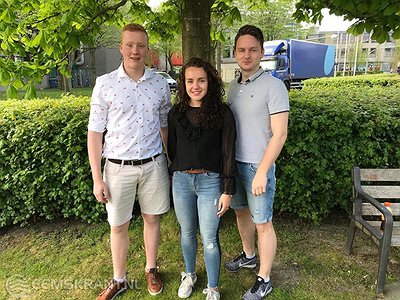 Drie glimlachende mensen.