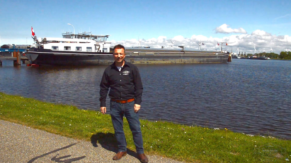 Man buiten bij een boot.